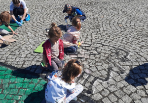 Dzieci świetnie bawią się na pikniku organizowanym na Placu Jana Pawła.