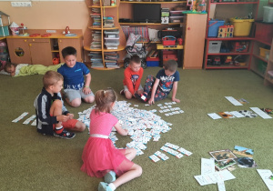 Dzieci uczą się przez zabawę liter.