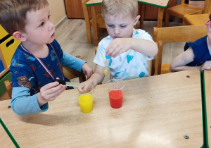 Dzieci bawią się w łączenie kolorów.