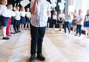 Dzieci deklamują wiersze i śpiewają piosenki.