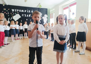 Dzieci deklamują wiersze i śpiewają piosenki