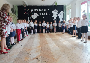Dzieci deklamują wiersze i śpiewają piosenki.