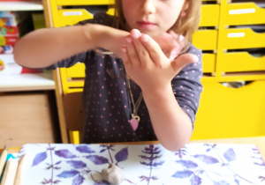 Dzieci tworzą gliniane ptaszki.