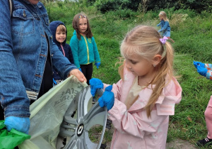 Dzieci sprzątają okolice swojego przedszkola w ramach Sprzątania Świata.