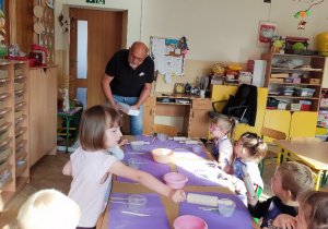 Dzieci biorą udział w warsztatach ceramicznych z dziadziusiem jednego z Króliczków.