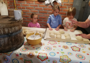 Dzieci wyrabiają ciasto.