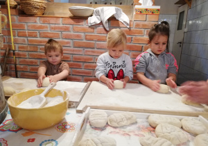 Dzieci wyrabiają ciasto.