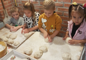 Dzieci robią chleb.