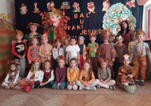 Zdjęcie grupowe dzieci z grupy prosiaczki na balu jesiennym.