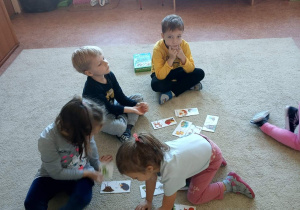 Dzieci grają w gry planszowe.
