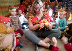 Ciocia Kangurków obiera jabłuszko w czasie konkursu.