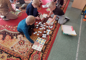 Dzieci grają w planszówki.