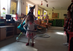 Dziewczynka kręci hula hop.
