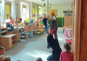 Dzieci oglądają przedstawienie cyrku.