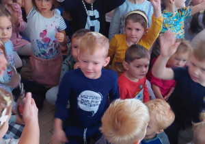 Dzieci słuchają prelekcji policjanta.