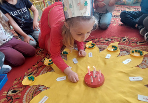 Dzieci składają życzenia urodzinowe.