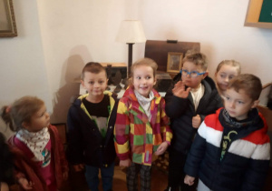 Dzieci przy eksponatach o Ozorkowie.