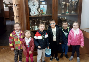 Dzieci przy eksponatach o Ozorkowie.