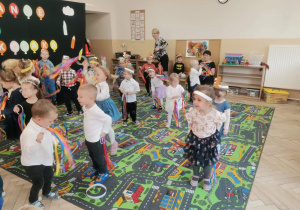Dzieci wspólnie świętują pasowanie na przedszkolaka.
