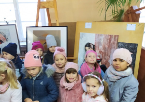 Dzieci oglądają obrazy malarstwa.