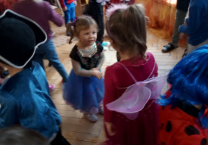 Dzieci przebrane za postacie z bajek tańczą ugi bugi.