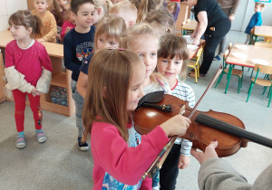Dzieci poznają bliżej instrument.