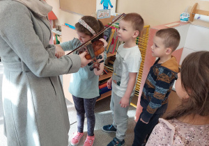 Dzieci poznają bliżej instrument.