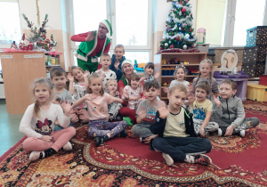 Dzieci pozują do wspólnego zdjęcia z Elfami.