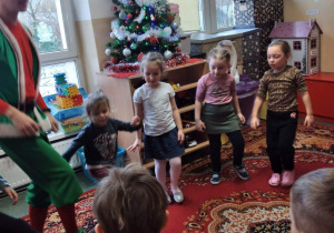 Dzieci tańczą z Elfem.
