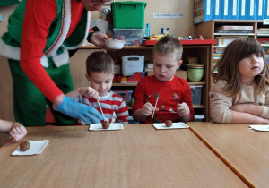 Dzieci tworzą słodycze z pomocą Elfa.