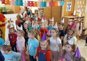 Dzieci świętują urodziny Kubusia.