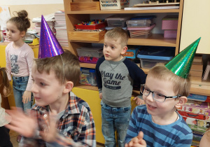 Dzieci świętują urodziny Kubusia.