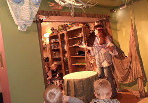 Dzieci oglądają występ aktorów w baśni " Calineczka".