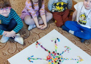 Dzieci tworzą konstrukcje z różnych materiałów.