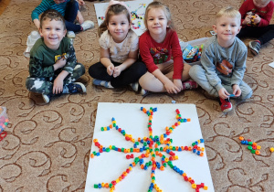 Dzieci tworzą konstrukcje z różnych materiałów.