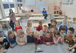 Dzieci w klasie słuchają ważnych rzeczy przekazywanych przez nauczyciela szkoły.