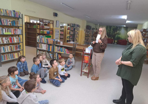 Przedszkolaki w bibliotece szkolnej.