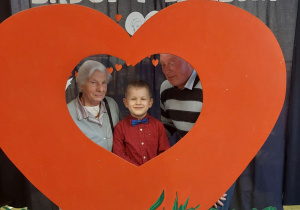 Dzieci z babcią i dziadkiem pozują do pamiątkowego zdjęcia.