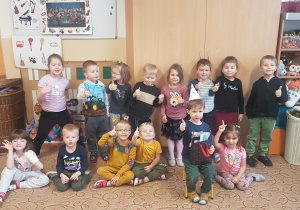 Zdjęcie grupowe dzieci z jubilatem Ignasiem.