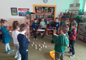 Dzieci bawią się grą integracyjną Wieża.