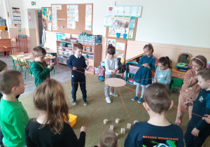 Dzieci bawią się grą integracyjną Wieża.