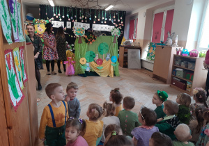 Dzieci patrzą na teatrzyk w wykonaniu cioć.