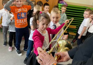 Dzieci uczą się gry na instrumentach.