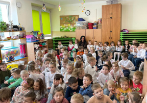 Dzieci słuchają muzyki wydobywającej się z instrumentów prezentowanych przez panów.