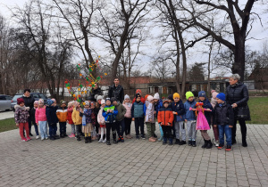 Dzieci stoją na placu z Marzanną i Gaikiem.