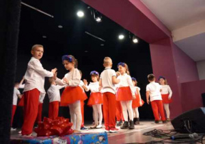 Dzieci w strojach biało czerwonych tańczą Klapoka.