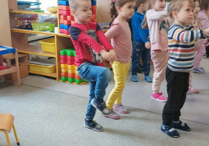Dzieci wykonują ćwiczenia sportowe.