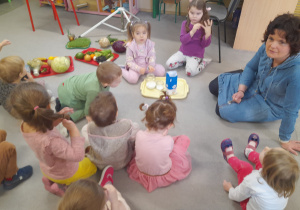 Dzieci słuchają prelekcji dietetyka.