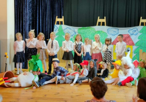 Dzieci na scenie MDK w inscenizacji Rzepka.