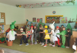 Dzieci w sali przedszkolnej przedstawiają przedszkolakom inscenizację wiersza "Rzepka".